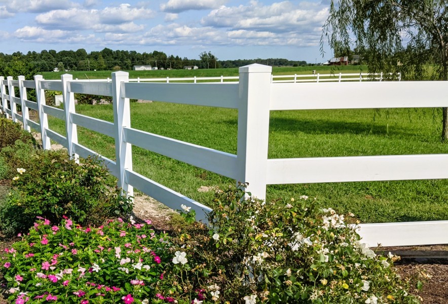 3 rail vinyl fence