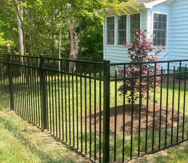 BLACK-ALUMINUM-FENCE-ALTERNATING-PICKET