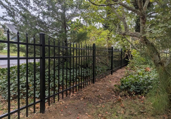 Black-Aluminum-spear-top-fence-