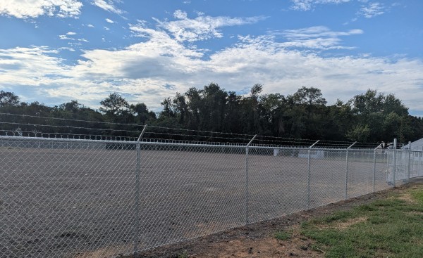CHAINLINK-FENCE-WITH-BARB-WIRE
