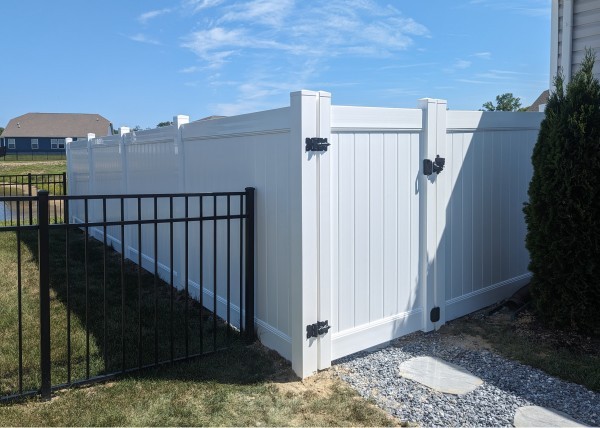 2_vinyl-privacy-fence-