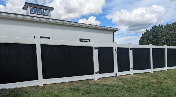 Privacy-fence-Black-and-white-