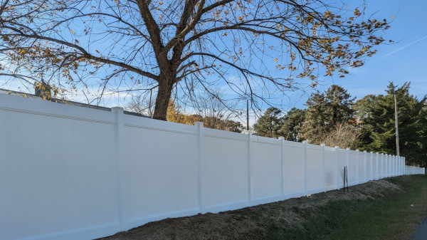 Privacy-fence-white-vinyl-fence