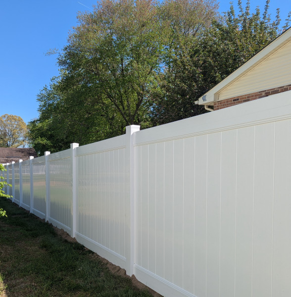 WHITE-VINYL-PRIVACY-FENCE