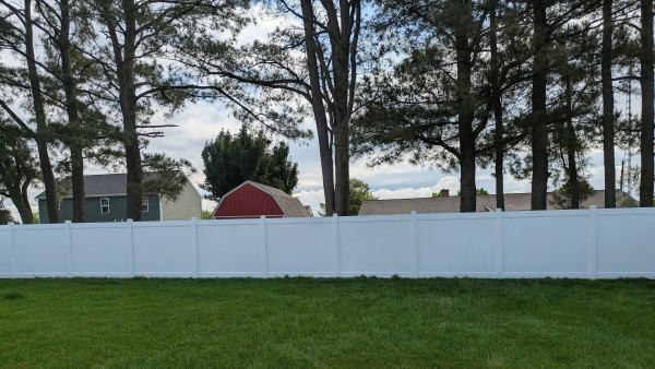 White-vinyl-privacy-fence-6ft-tall