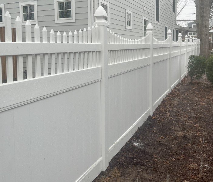 scaloped-picket-top-vinyl-privay-fence-