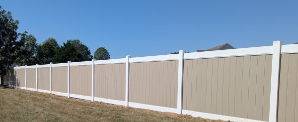 two-tone-khaki-and-white-vinyl-fence-