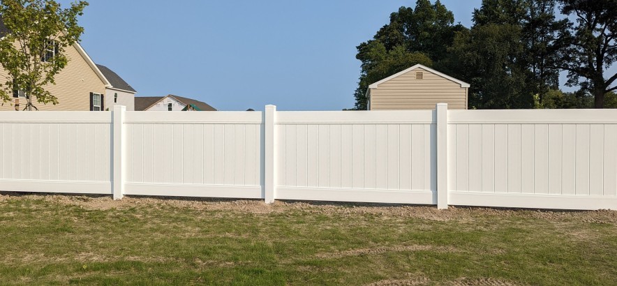 white-vinyl-privacy-fence-