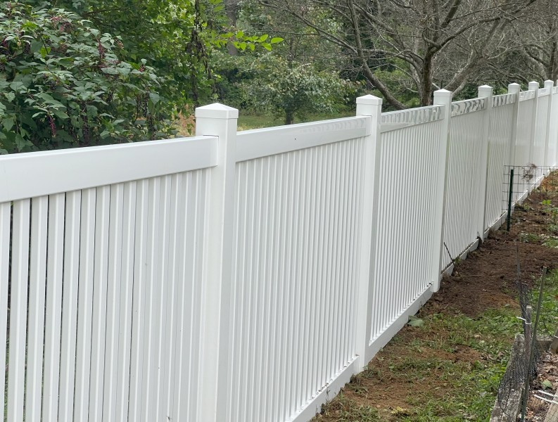 WHITE VINYL PKCKET FENCE