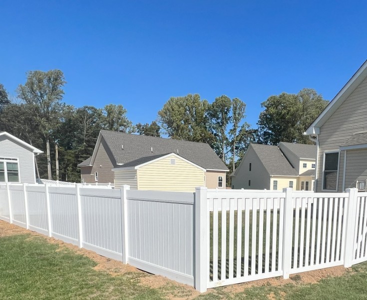 WHITE VINYL PKCKET FENCE