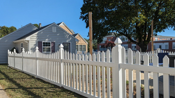 scalloped-vinyl-picket-fence
