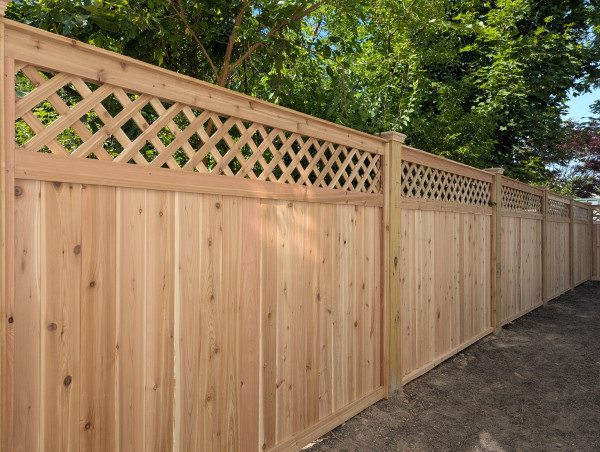 Cedar-fence-with-lattice-topper